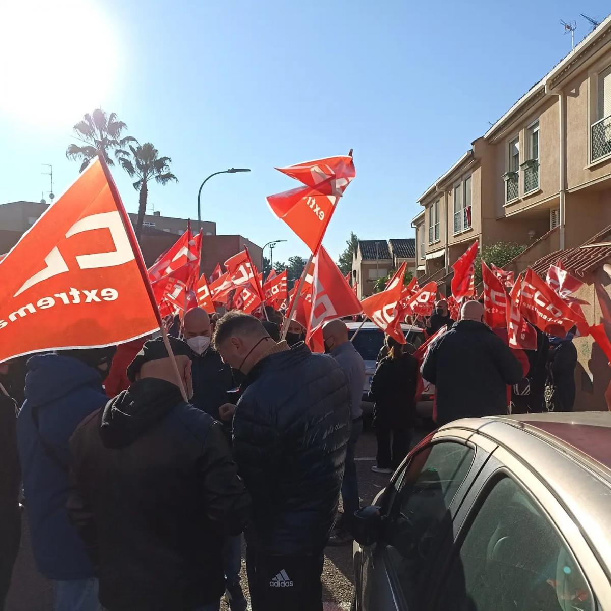 FECCOOEX acude a la  Concentracin en Badajoz frente a la sede de la patronal extremea CREEX