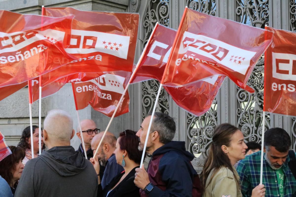 Imagen de esta mañana en la puerta del Ministerio de Educación