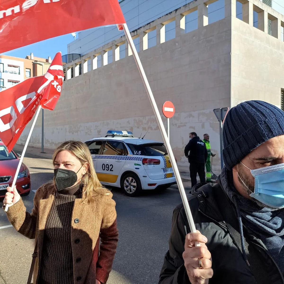 La Federacin de Enseanza de CCOO en Extremadura participa en la Concentracin en Badajoz frente a la sede de la patronal extremea CREEX