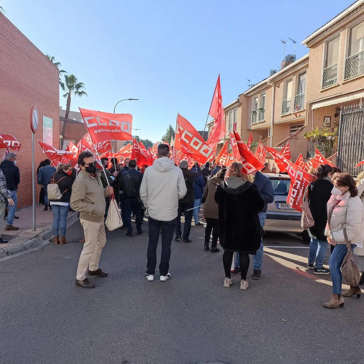 La Federacin de Enseanza de CCOO en Extremadura participa en la Concentracin en Badajoz frente a la sede de la patronal extremea CREEX